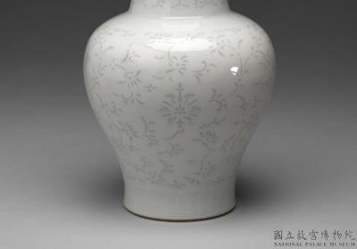 图片[2]-White vase with engraved floral design, Qing dynasty (1644-1911)-China Archive